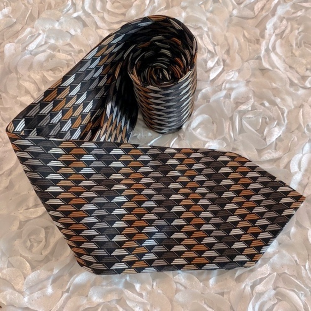 3/$30 Like new mens silk neutral tie!